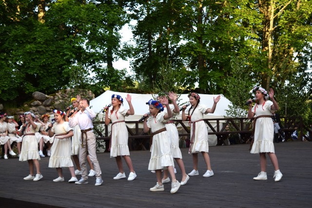 popgrupa dziesmu svētkos Trikātā